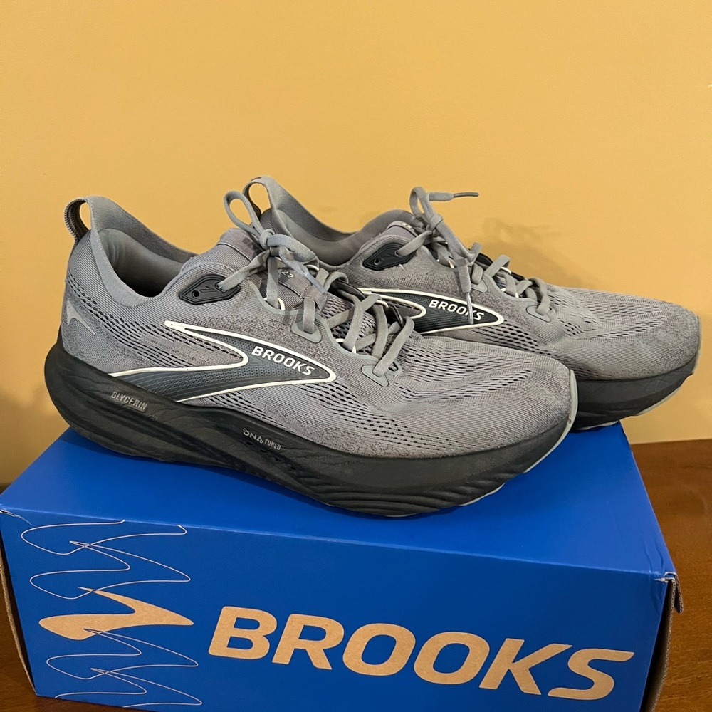 Brooks Men's Gray and Black Athletic Shoes 12.5